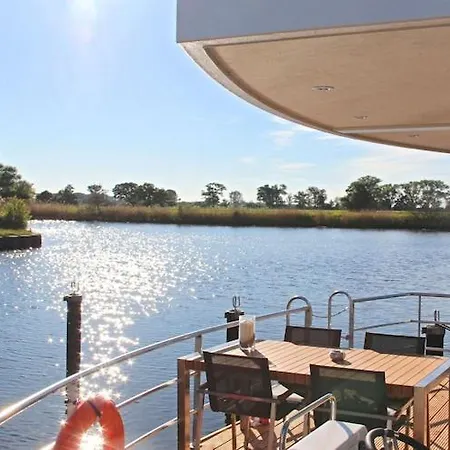Hausboot In *